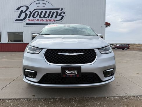 Used 2023 Chrysler Pacifica Limited AWD/4WD image 2