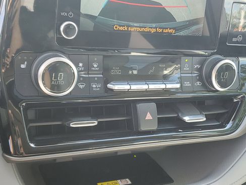 Used 2023 Toyota Highlander XLE AWD/4WD image 29