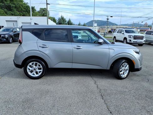 Used 2025 Kia Soul LX w/ LX Technology Package FWD image 3