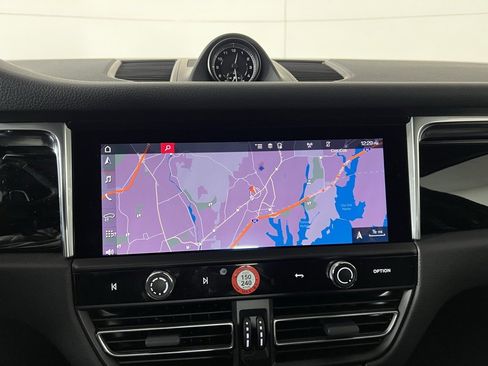 Certified 2025 Porsche Macan image 31