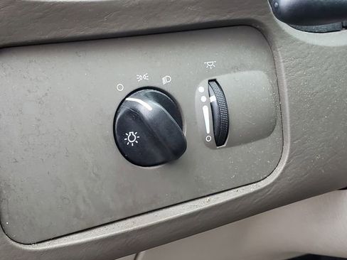 Used 2006 Chrysler Town & Country image 13