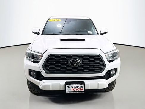 Used 2020 Toyota Tacoma TRD Sport image 2