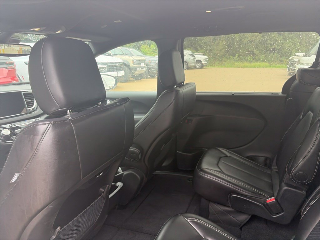 Used 2025 Chrysler Pacifica Select FWD image 11