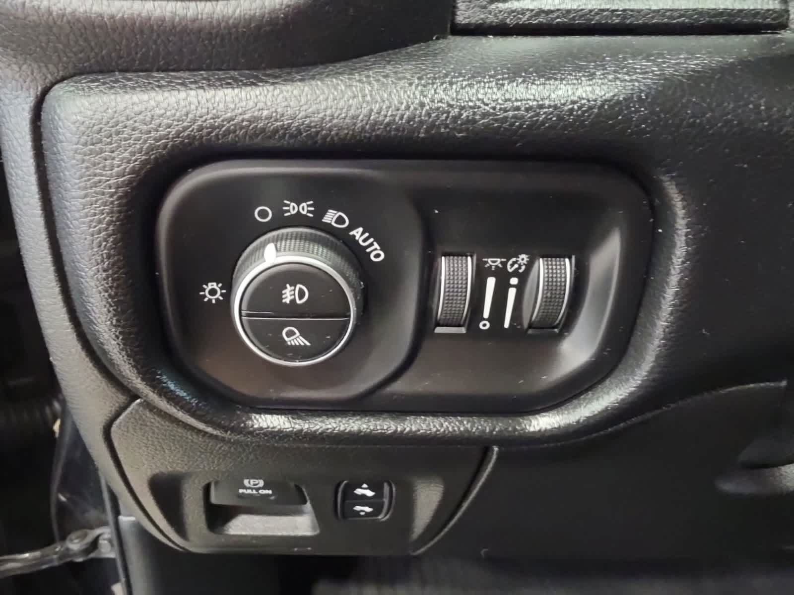 Used 2019 RAM 1500 Big Horn AWD/4WD image 3