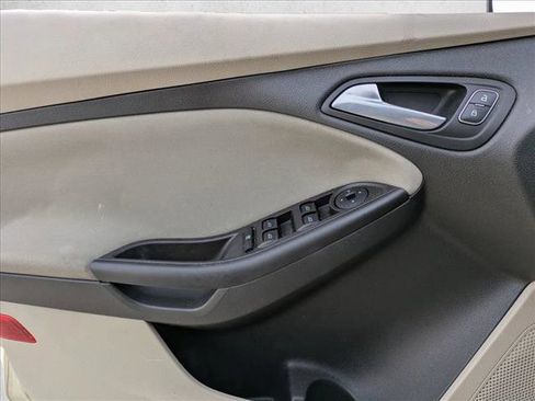 Used 2018 Ford Focus SE w/ SE Appearance Package image 8