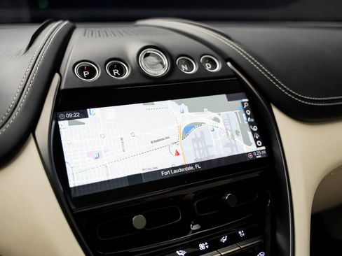 Used 2021 Aston Martin DBX image 46