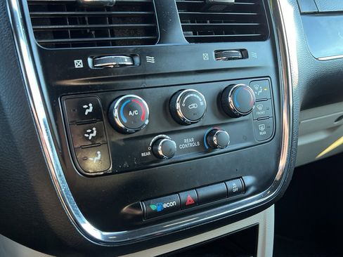 Used 2016 Dodge Grand Caravan SE image 20