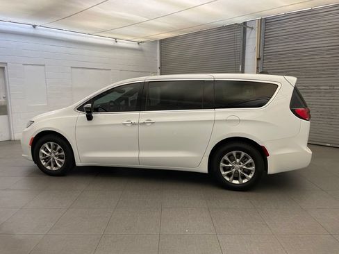 New 2026 Chrysler Pacifica Select AWD/4WD image 5