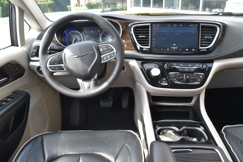 Used 2023 Chrysler Pacifica Limited FWD image 12