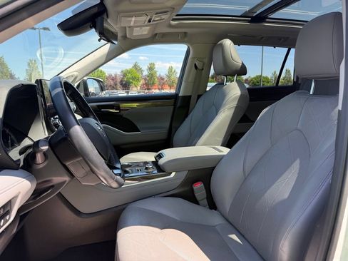 Used 2021 Toyota Highlander Platinum AWD/4WD image 16