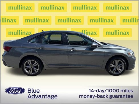 Used 2022 Volkswagen Jetta SE FWD image 2
