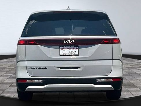Used 2022 Kia Carnival EX FWD image 5