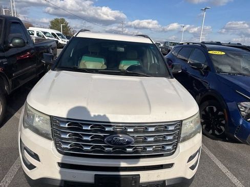 Used 2016 Ford Explorer XLT w/ Equipment Group 202A image 3