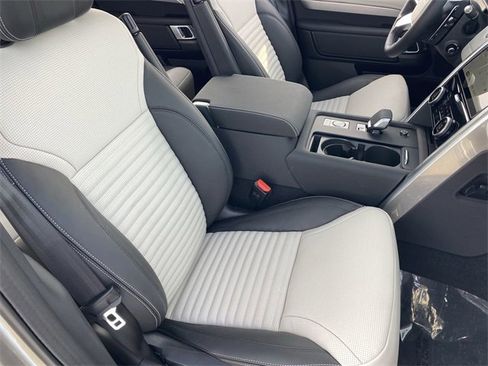 Used 2025 Land Rover Discovery Dynamic SE image 10