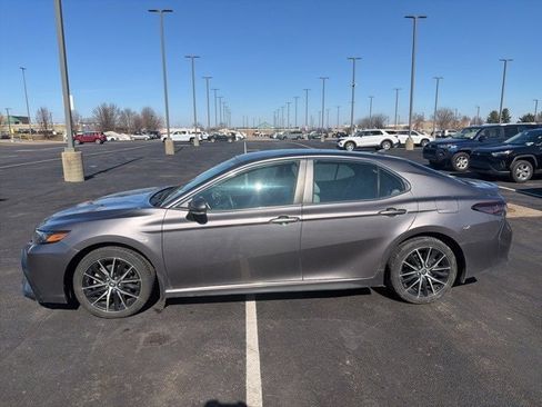 Used 2022 Toyota Camry SE image 3