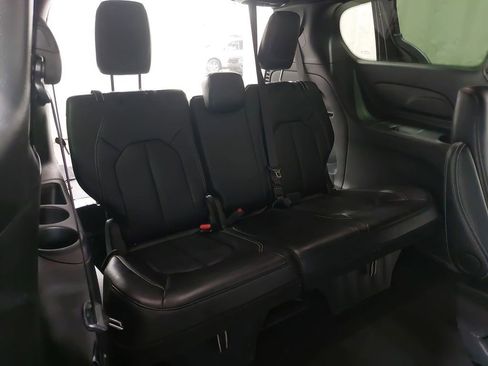 Used 2025 Chrysler Pacifica Select image 12