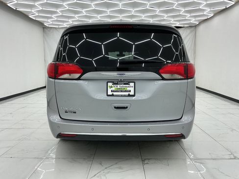 Used 2020 Chrysler Pacifica Touring-L FWD image 10