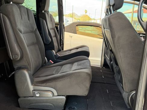 Used 2017 Dodge Grand Caravan SE FWD image 10