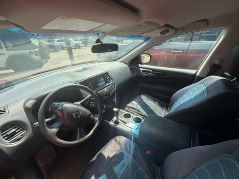 Used 2014 Nissan Pathfinder S FWD image 2
