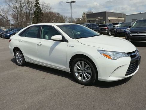 Used 2015 Toyota Camry XLE w/ Moonroof Package image 2