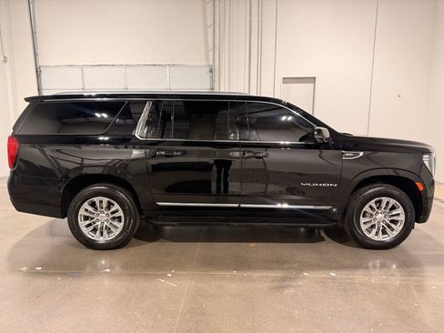 Used 2024 GMC Yukon XL SLT w/ SLT Luxury Package image 4