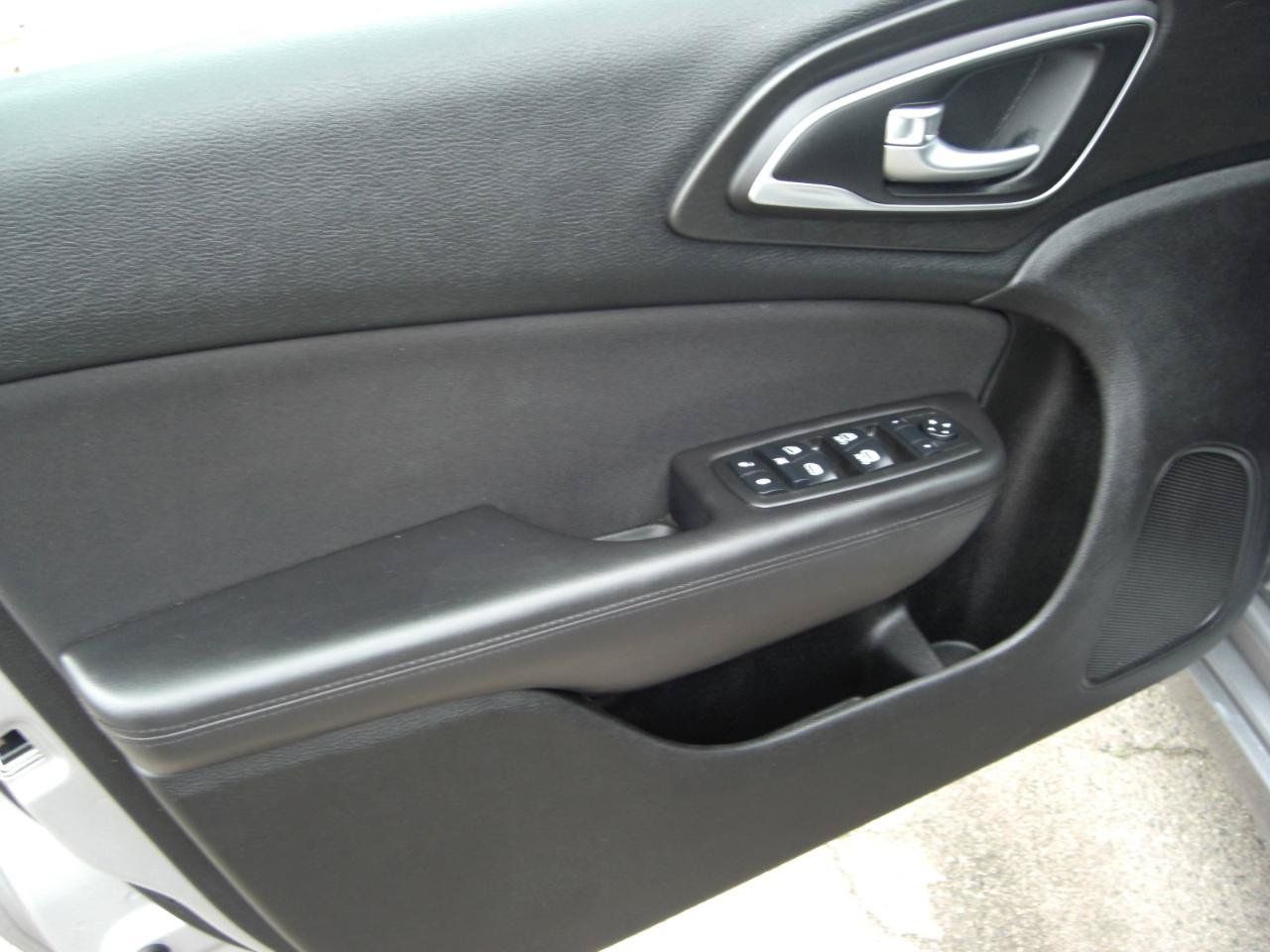 Used 2015 Chrysler 200 Limited FWD image 21