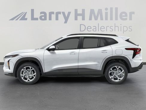 Used 2025 Chevrolet Trax LT w/ LT Convenience Package image 9