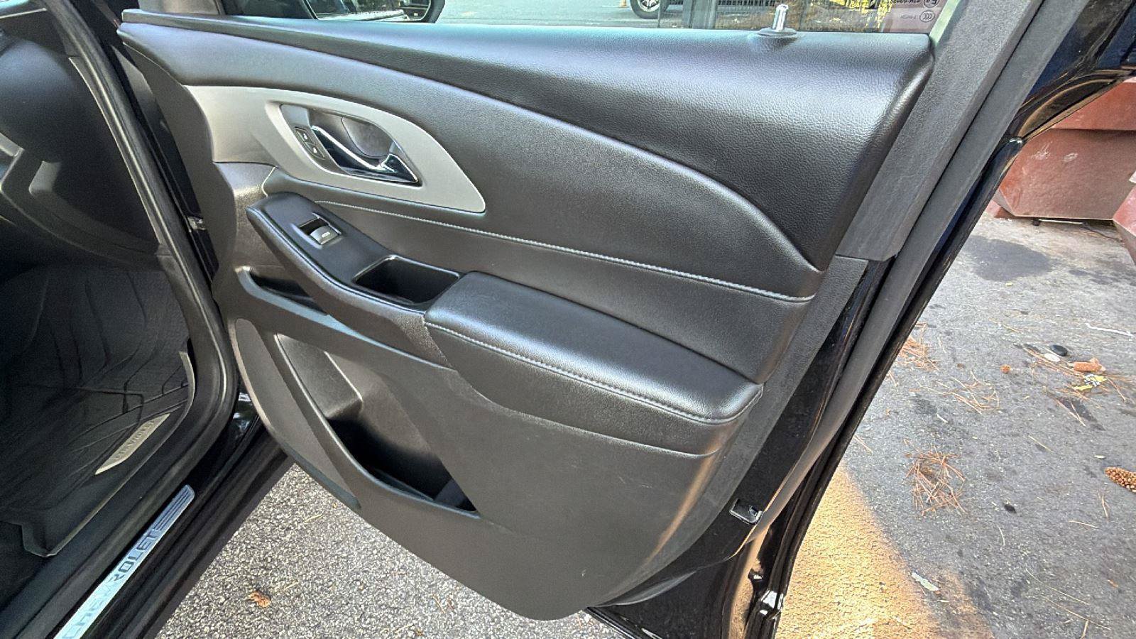 Used 2023 Chevrolet Traverse LT FWD image 17