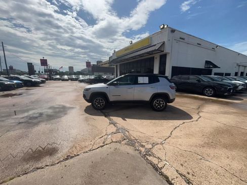 Used 2025 Jeep Compass Trailhawk AWD/4WD image 16