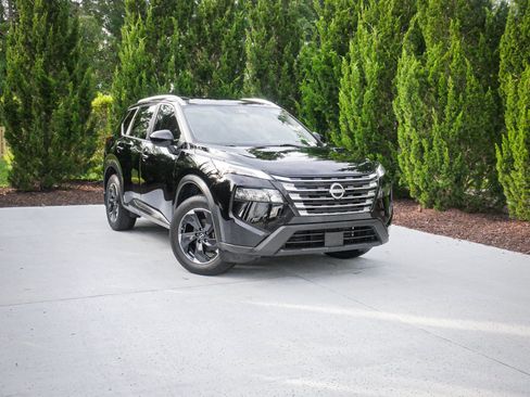 Used 2024 Nissan Rogue SV w/ SV Premium Package FWD image 2