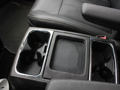 Used 2010 Chrysler Town & Country Touring FWD image 15