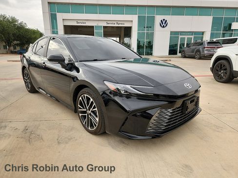 Used 2025 Toyota Camry XLE FWD image 1