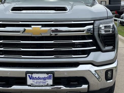 Used 2025 Chevrolet Silverado 2500 LTZ w/ LTZ Convenience Package AWD/4WD image 8