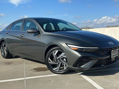 Used 2025 Hyundai Elantra Limited image 6