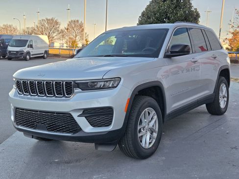 New 2025 Jeep Grand Cherokee Laredo image 3
