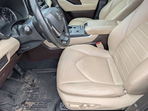 Used 2022 Toyota Highlander XLE FWD image 9