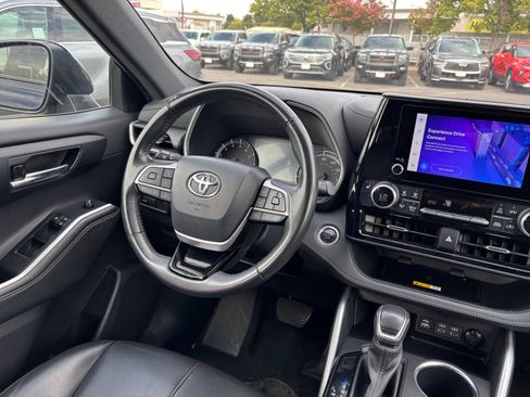 Used 2024 Toyota Highlander XSE FWD image 33