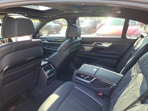 Used 2022 BMW 750i xDrive w/ Executive Package image 7