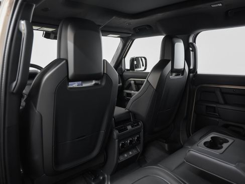 Used 2025 Land Rover Defender 110 image 45