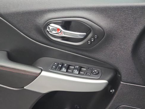 Used 2018 Jeep Cherokee Trailhawk w/ Quick Order Package 27L AWD/4WD image 30