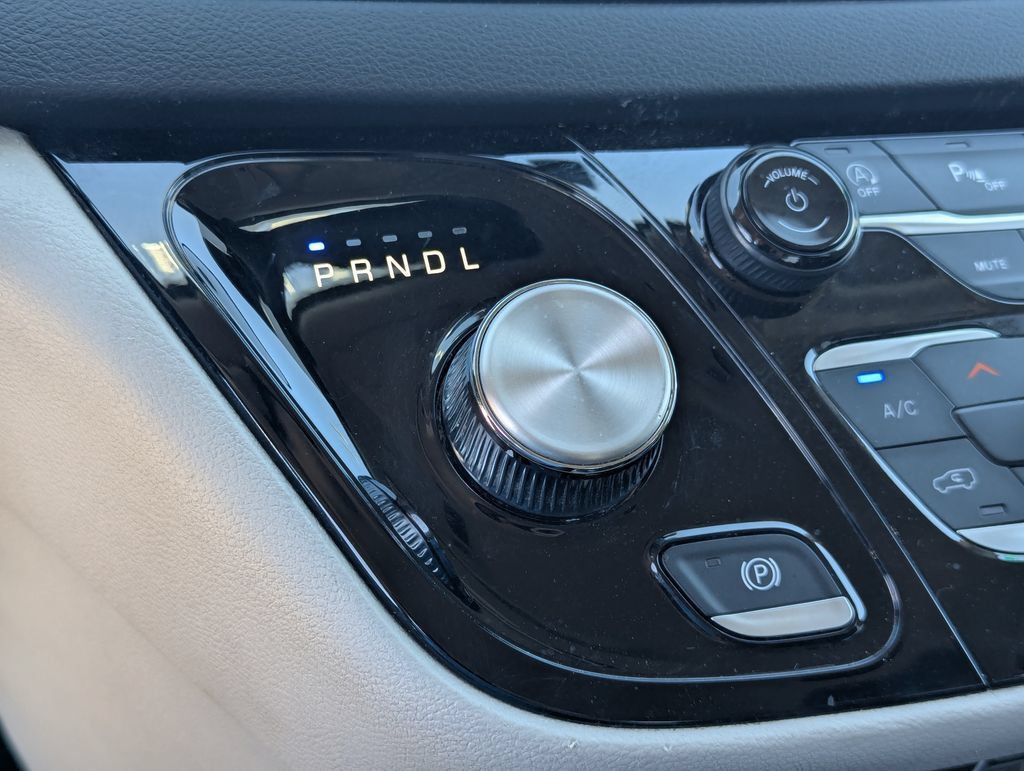 Used 2023 Chrysler Pacifica Touring-L FWD image 18