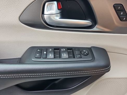 Used 2024 Chrysler Pacifica Touring-L FWD image 22