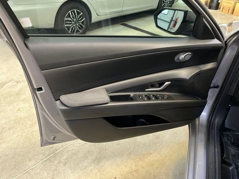 Used 2025 Hyundai Elantra Hybrid FWD image 12