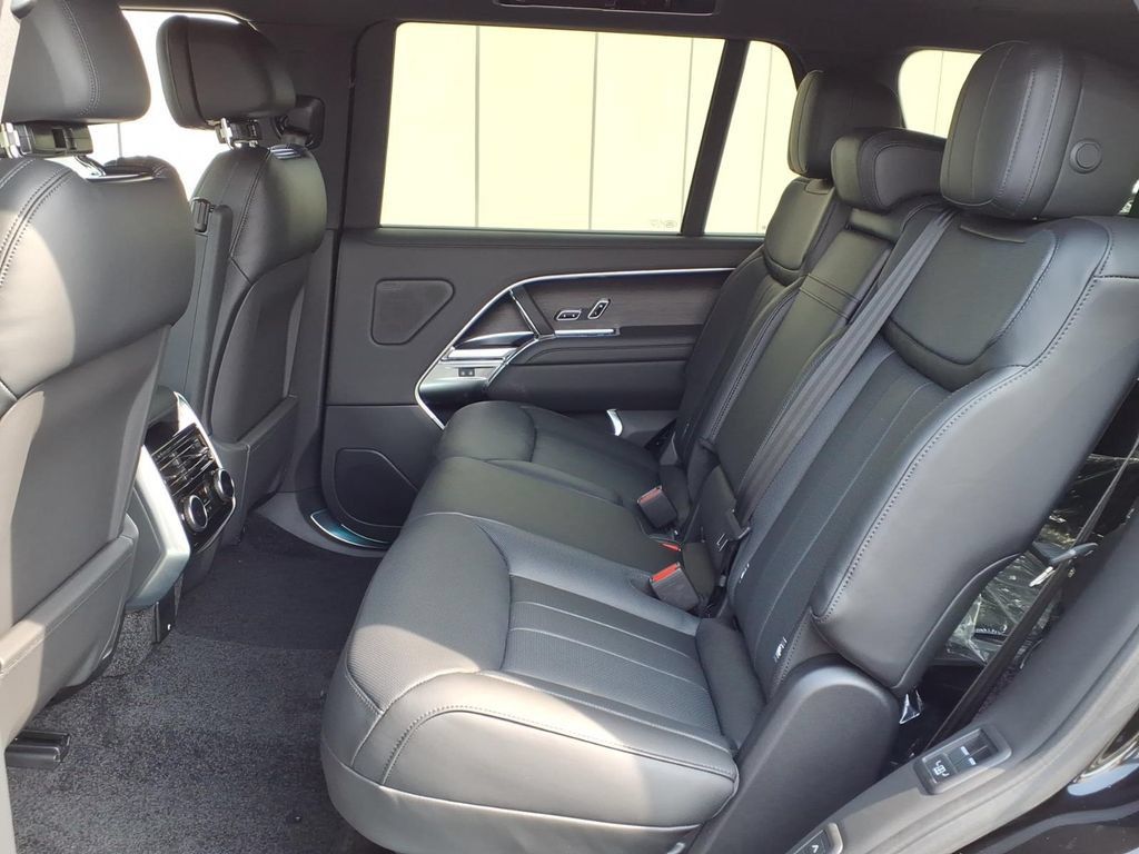 New 2026 Land Rover Range Rover Long Wheelbase SE AWD/4WD image 8
