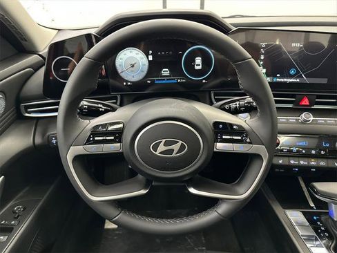 New 2025 Hyundai Elantra Limited image 24
