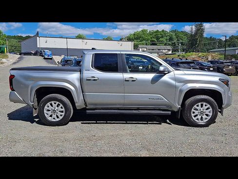 Used 2024 Toyota Tacoma SR5 AWD/4WD image 9