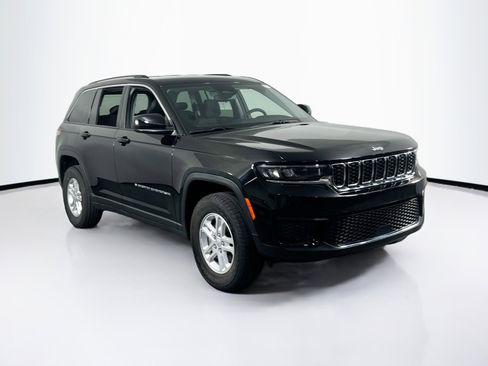 Used 2023 Jeep Grand Cherokee Laredo image 3
