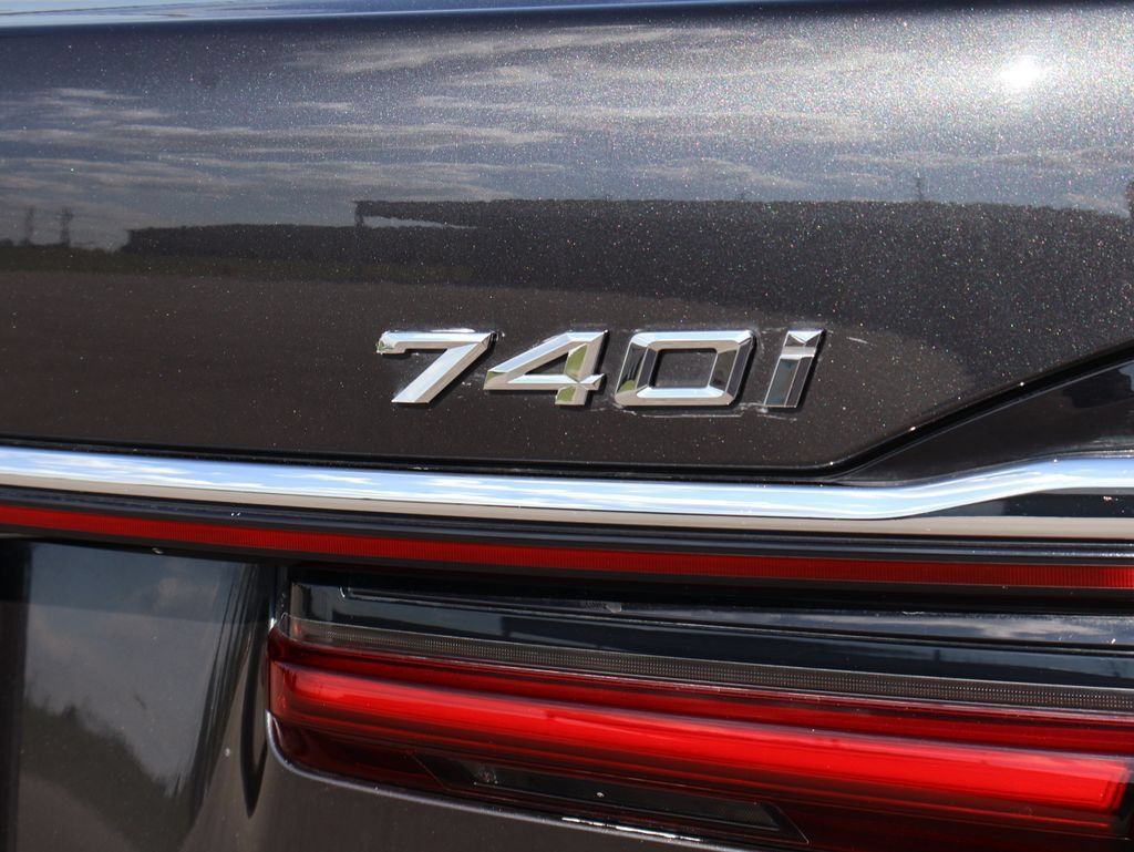 Used 2022 BMW 740i xDrive w/ Premium Package AWD/4WD image 8
