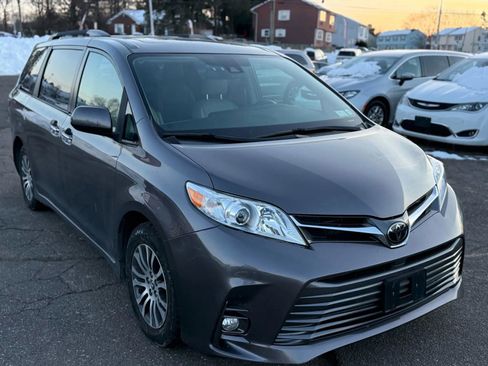 Used 2019 Toyota Sienna XLE w/ XLE Navigation Package image 3