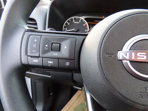 Used 2023 Nissan Rogue SV image 33